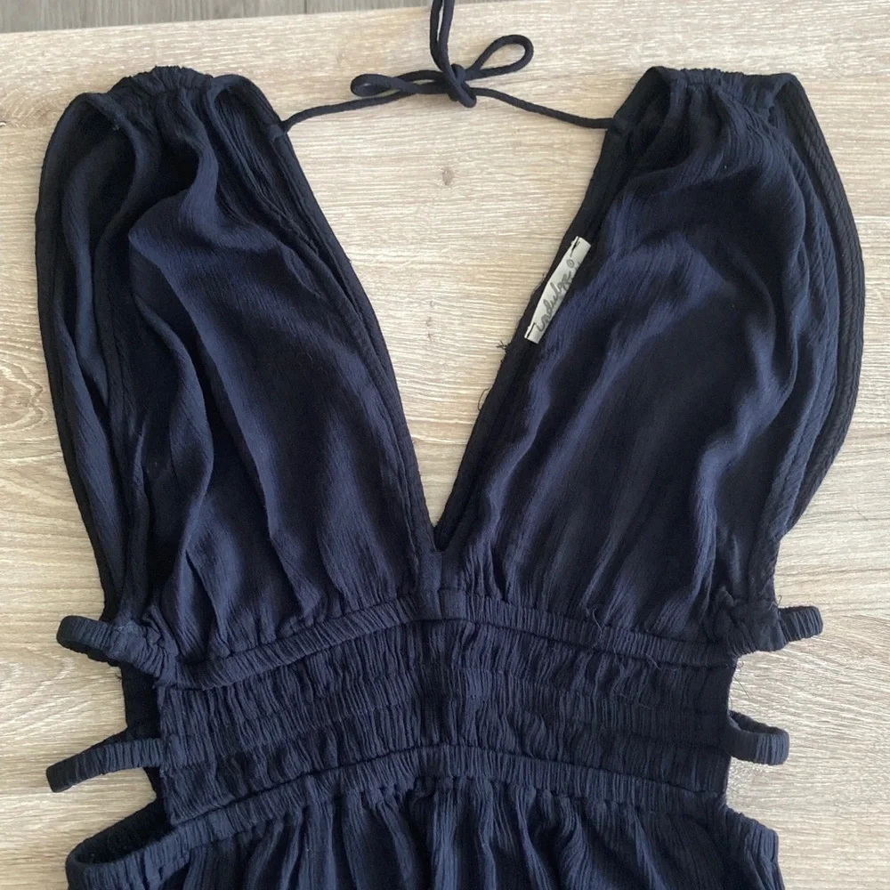 Elegant Black Sleeveless Dress - Picture 3 of 3